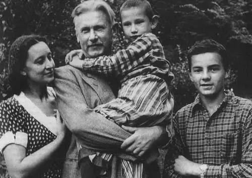 Фадеев и его жена Ангелина Степанова с сыновьями Михаилом и Александром 1949 - фото 52