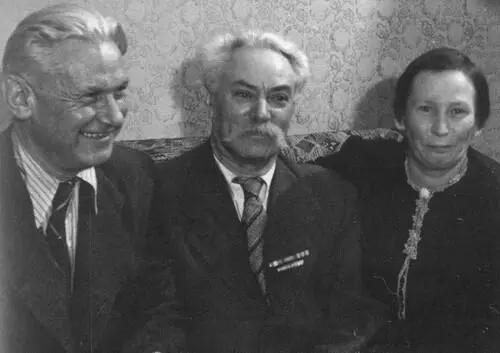 На встрече старых партизан Слева направо Фадеев Моисей Губельман Зоя - фото 54