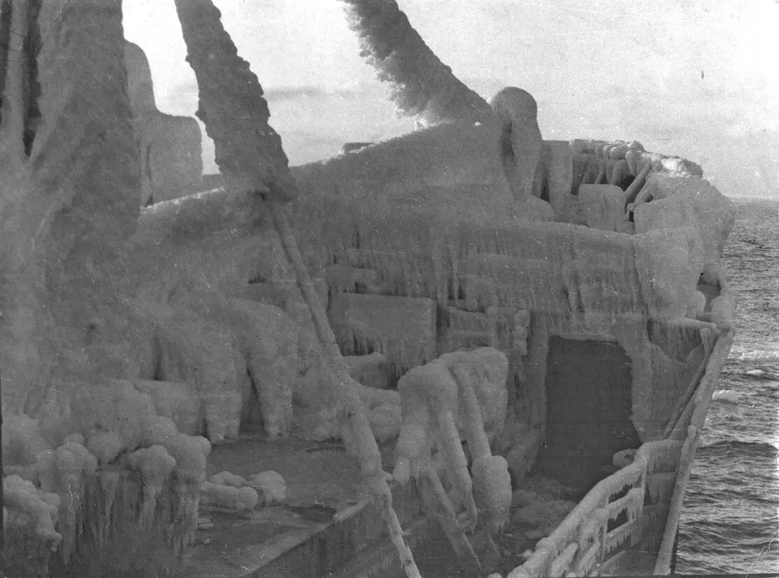 Обледенение судна Едва кончалась вахта как мы не раздеваясь и не - фото 4