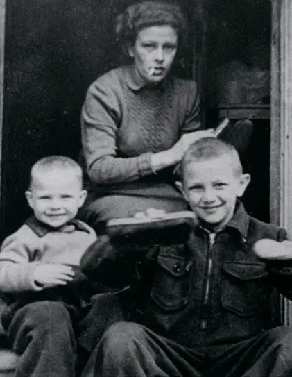 Алёна Долецкая Кира ДаниэльБек Андрей Долецкий 1958 г Прошло ещё лет пять - фото 13