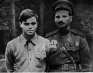 С В Руднев с сыном Радиком перед Карпатским рейдом С А Ковпак 1944 г - фото 44