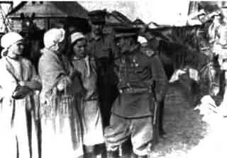 С А Ковпак во время Карпатского рейда беседует с крестьянами Командование - фото 47