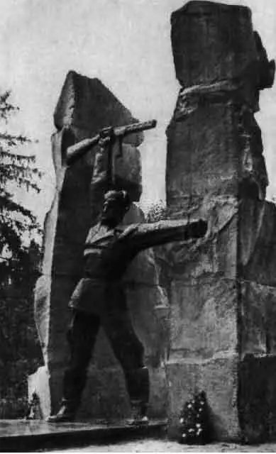 Памятник погибшим партизанамковпаковцам в Яремче Скульптор В Бородай - фото 52