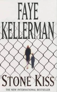 Faye Kellerman Stone Kiss обложка книги