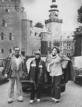 Евгений Примаков с женой Лаурой и Ольгой Семеновой 1981 г Юлиан Семенов и - фото 42