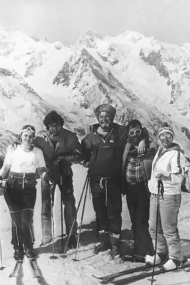 С друзьями в горах Домбай 1983 г В Бразилии 1980е гг На съезде - фото 50