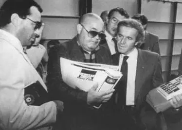 Работа над газетой Совершенно секретно Крайний слева А Плешков 1989 г В - фото 54