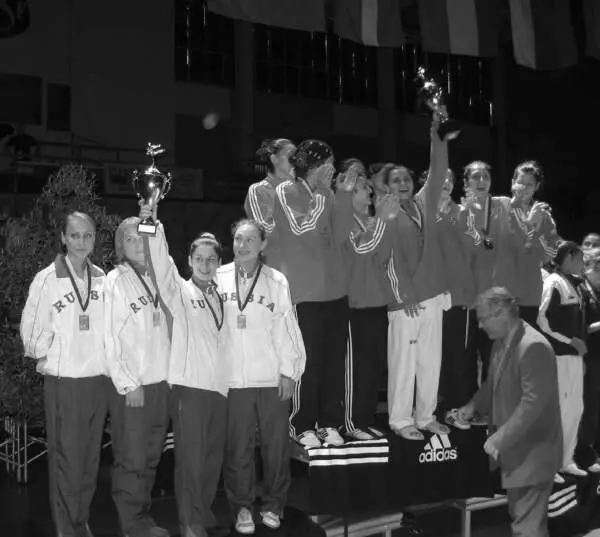 Женская сборная команда России Член МОК Ш Тарпищев Герой России В Шаманов - фото 10