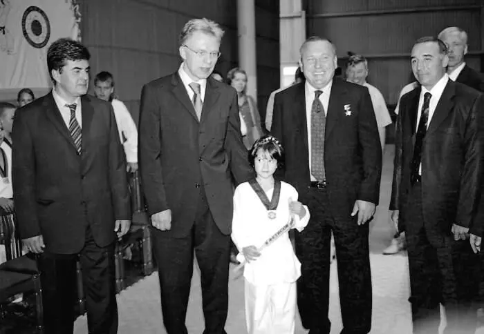 В А Фетисов Е Ю Ключников В А Шаманов Ульяновск 2004 г Президент - фото 14