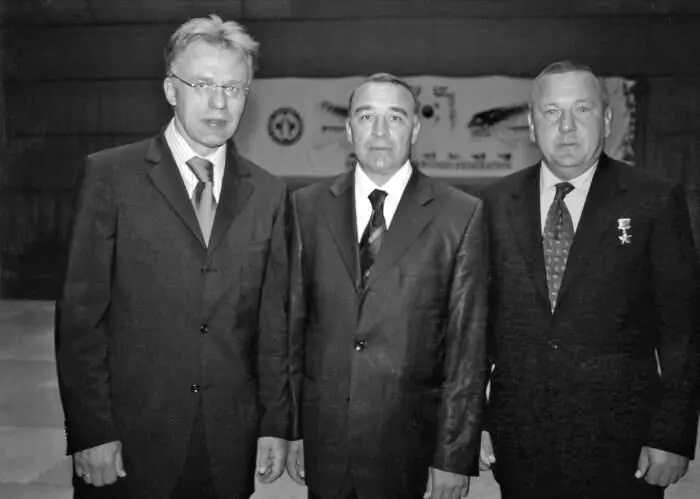 В А Фетисов Е Ю Ключников В А Шаманов Ульяновск 2004 г Президент - фото 15