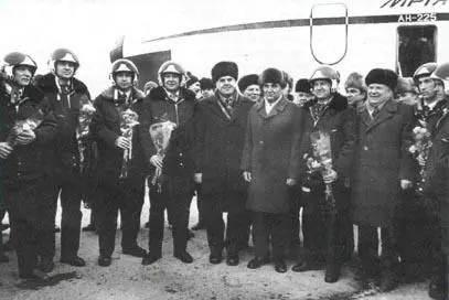 После успешного первого полета Слева направо АМШулещенко СФНечаев - фото 6