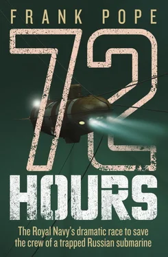 Frank Pope 72 Hours: The First-Hand Account of a Royal Navy Mission to Save the Crew of a Trapped Russian Submarine обложка книги