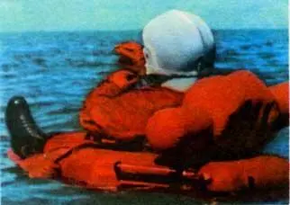 Отрабатывается приземление на воду Космонавты на тренировке - фото 34