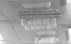 Спасательные контейнеры КАС90 и бомбы ОМАБ2512Д под крылом БебСС КАС90 - фото 33