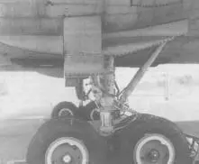 Основная опора шасси Main landing gear Обтекатель антенны РЛС Radar antenna - фото 6