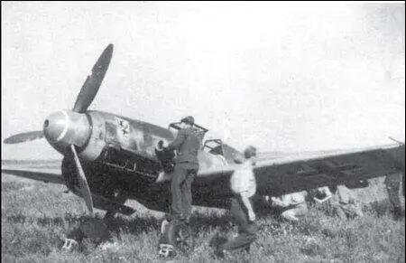 Техники готовят к вылету тот же самый Bf109F4R3 T5TL аэродром Харьков - фото 53