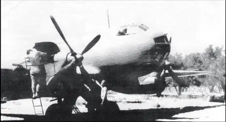 Механики готовят к вылету Ju86R из 2й эскадрильи AufklGr123 аэродром - фото 66