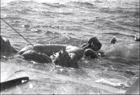 Экипаж летающей лодки Do24 вытягивает из воды гауптмана Гельмута Раммига - фото 69