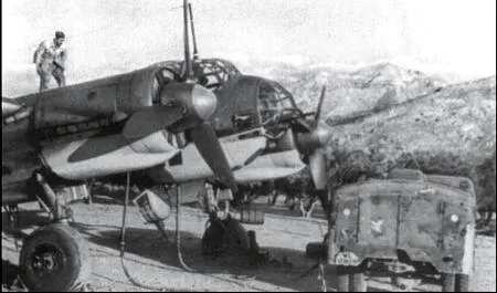 Заправка Ju88D из AufklGr123 перед очередным вылетом Сицилия 1942 г 9 - фото 87