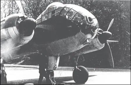 Ju188E D7GH из Wekusta 1 ObdL перед очередным вылетом 2 августа 1944 - фото 116