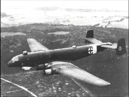Ju290A3 9VDH из 1й эскадрильи FAGr5 возвращается на аэродром - фото 117