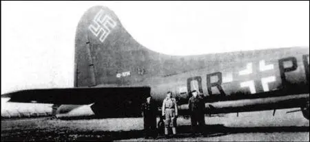 Пилот и два механика из IKG200 около B17F 425714 DRPE 30 декабря 1943 - фото 160