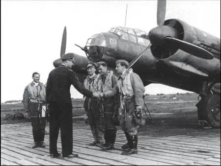 Экипаж Ju88D из 1й эскадрильи AufklGr120 принимает поздравления после - фото 251