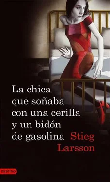 Stieg Larsson La Chica Que Soñaba Con Una Cerilla Y Un Bidón De Gasolina обложка книги