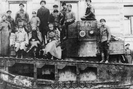 СИ Гусев МВ Фрунзе и ДМ Карбышев сидят на танке Сфинкс захваченном - фото 31