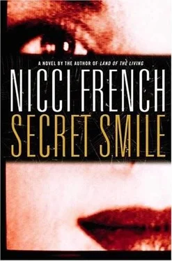 Nicci French Secret Smile обложка книги