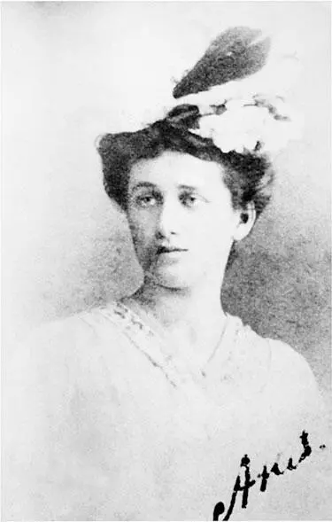 Анна Ахматова 1910е гг В имении Гумилевых в Слепневе В центре Анна - фото 5