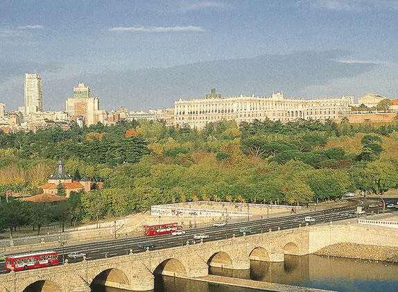 Вид на Королевский дворец XVIII в через реку Мансанарес В 1624 году при - фото 11