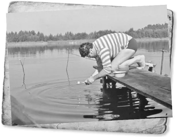 Уникальная фотография папа моет посуду У чешского писателя Юлиуса Фучика - фото 51