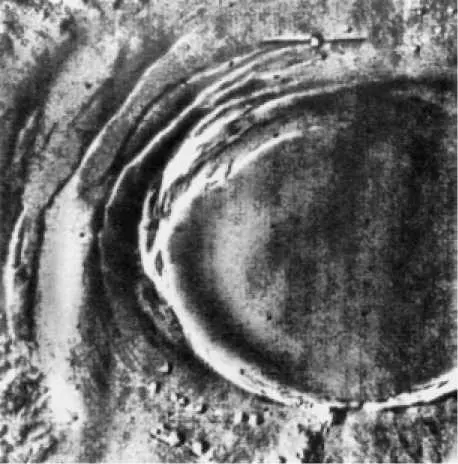 Рис 35 Огромная вулканическая кальдера диаметром 130 км венчает вершину горы - фото 38