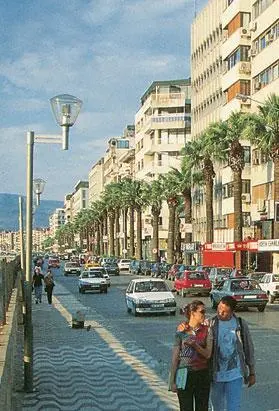 Atatürk Caddesi набережная и променад в Измире В 15 км к югу от Конака - фото 12