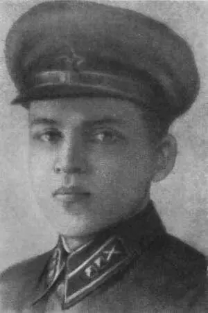 Во время боя Шуклин подавал команды сидя верхом на лошади потому что ему - фото 18