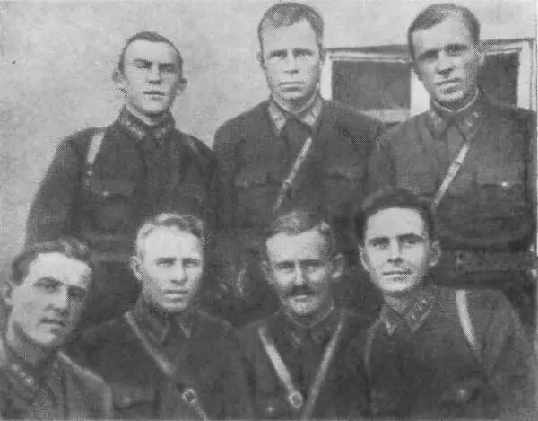 В конце ноября 1942 года в газетах промелькнула фамилия старшего лейтенанта - фото 22
