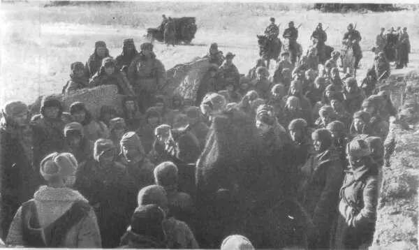 Переход за переходом едем Холодно Зайдешь в деревню деревня сожжена стр - фото 33
