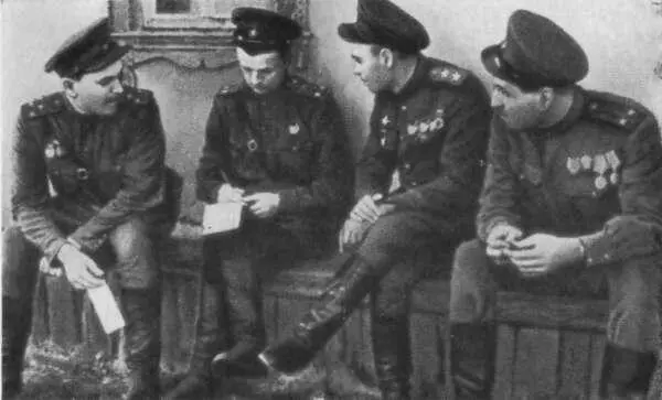 Бондарев был почти такой же каким я его видел на Курской дуге в сорок третьем - фото 75