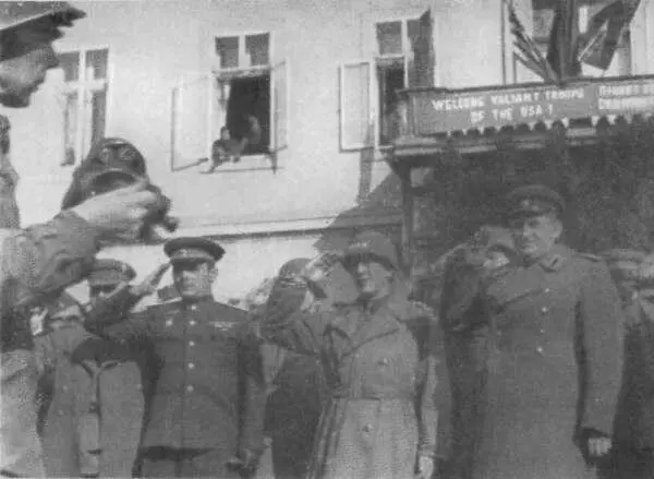 Встреча с американцами Слева направо Г В Бакланов К Ходжес А С - фото 86