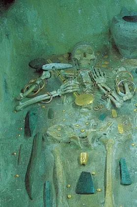 Золотое украшение и предметы из захоронения 6000летней давности в - фото 11