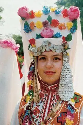 По случаю праздника роз в начале июня в Казанлыке женщины надевают разноцветные - фото 59