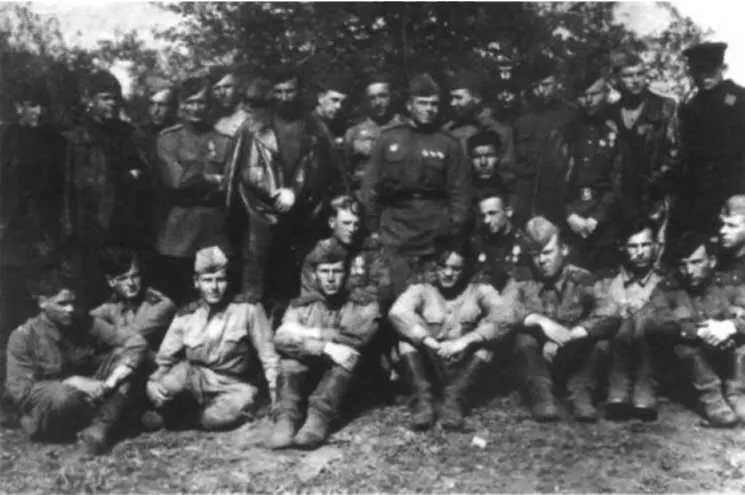 Сидят слева направо Коля Зонов погиб в октябре 1943 г Григорий - фото 3