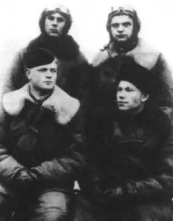Григорий Кривошеев сидит слева Курсанты Качинской летной школы бывшие - фото 4