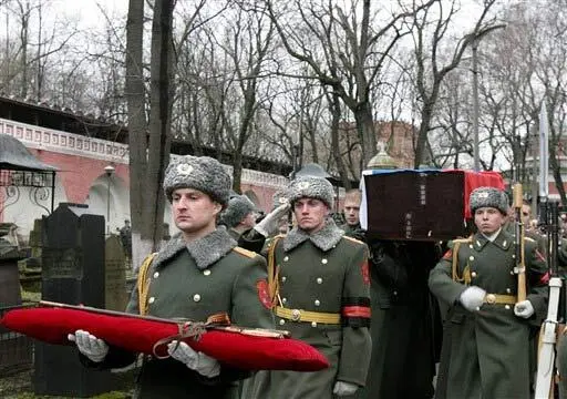 Автору этих строк довелось стоять в почетном карауле у гроба Деникина Ильина и - фото 14