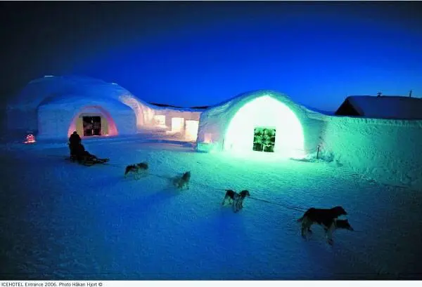 История гигантского Ice Hotel расположенного на Полярном круге началась почти - фото 388