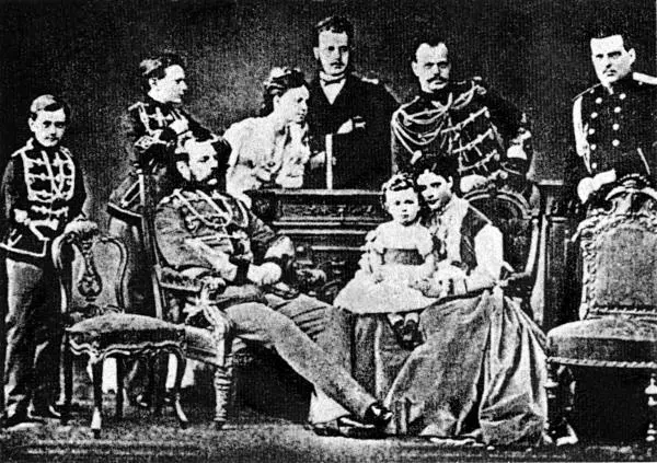 Семейный портрет Слева сидит Александр II Второй справа стоит его сын - фото 4