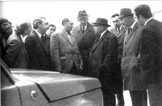 1973 год Показ автомобиля ВАЗ2121 министру АМТарасову Нива на - фото 267
