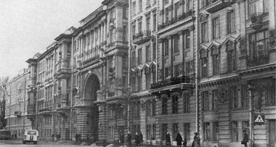 Дом 32 по улице СалтыковаЩедрина в Ленинграде где в 19061908 гг жил Н Е - фото 23