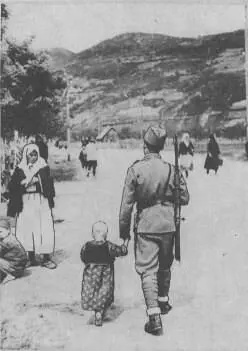 Недичский жандарм с сербским ребенкомбеженцем 1941 Исторический музей - фото 13